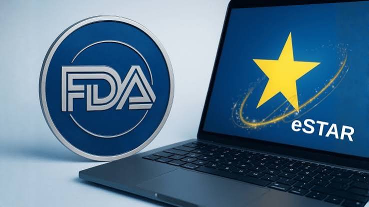 FDA 标志与笔记本上的 eSTAR 界面